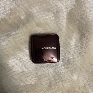 Hourglass lighting powder
